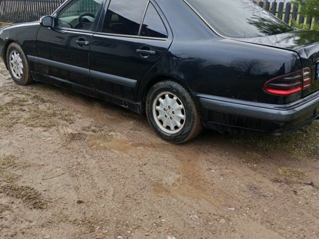 Черный Мерседес 200, объемом двигателя 2.1 л и пробегом 400 тыс. км за 1800 $, фото 3 на Automoto.ua