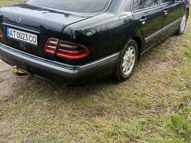 Черный Мерседес 200, объемом двигателя 2.1 л и пробегом 400 тыс. км за 1800 $, фото 4 на Automoto.ua