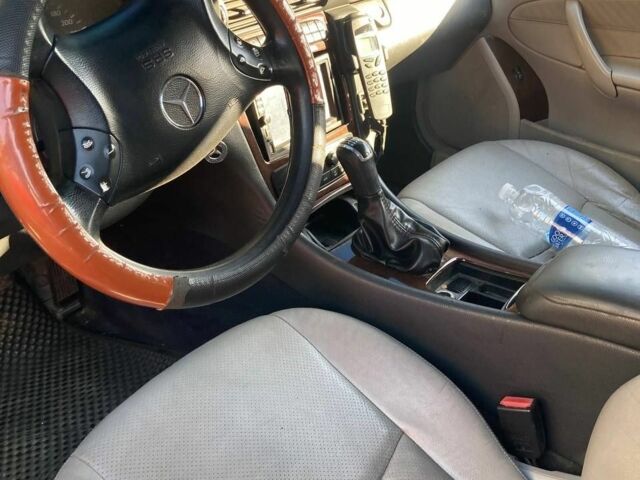 Черный Мерседес 200, объемом двигателя 2.2 л и пробегом 250 тыс. км за 3800 $, фото 5 на Automoto.ua