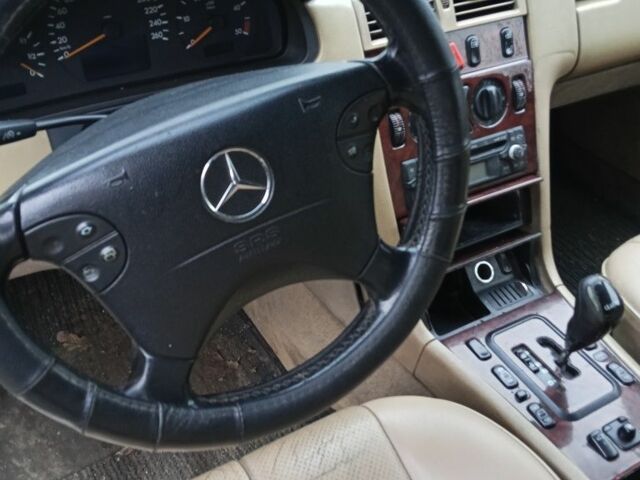 Черный Мерседес 200, объемом двигателя 2.1 л и пробегом 400 тыс. км за 1800 $, фото 6 на Automoto.ua