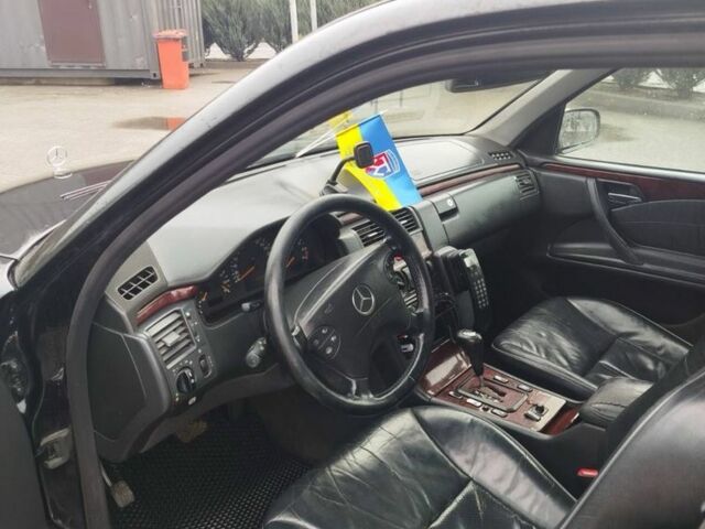 Чорний Мерседес 200, об'ємом двигуна 3.2 л та пробігом 400 тис. км за 5750 $, фото 3 на Automoto.ua