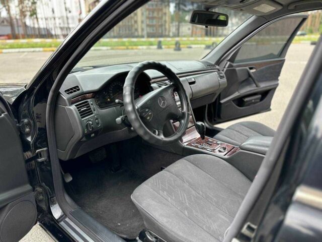 Черный Мерседес 200, объемом двигателя 2 л и пробегом 423 тыс. км за 2650 $, фото 8 на Automoto.ua