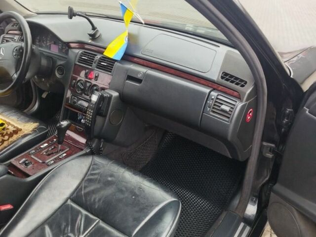 Чорний Мерседес 200, об'ємом двигуна 3.2 л та пробігом 400 тис. км за 5750 $, фото 5 на Automoto.ua