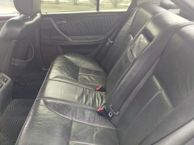 Чорний Мерседес 200, об'ємом двигуна 3.2 л та пробігом 400 тис. км за 5750 $, фото 4 на Automoto.ua