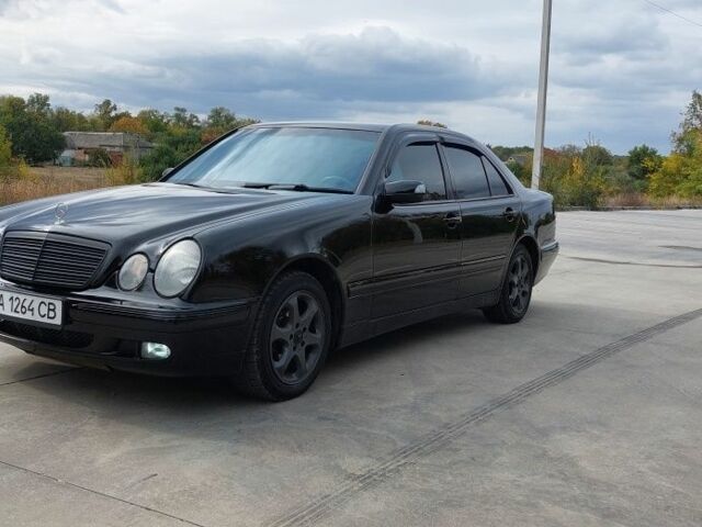Чорний Мерседес 200, об'ємом двигуна 2 л та пробігом 375 тис. км за 5000 $, фото 1 на Automoto.ua