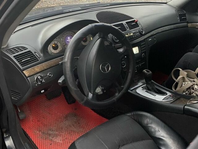 Черный Мерседес 200, объемом двигателя 3.2 л и пробегом 250 тыс. км за 2800 $, фото 6 на Automoto.ua