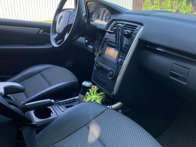 Черный Мерседес 200, объемом двигателя 2 л и пробегом 320 тыс. км за 6900 $, фото 1 на Automoto.ua