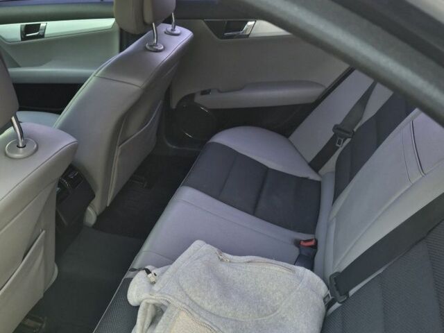 Черный Мерседес 200, объемом двигателя 2.1 л и пробегом 347 тыс. км за 7700 $, фото 16 на Automoto.ua