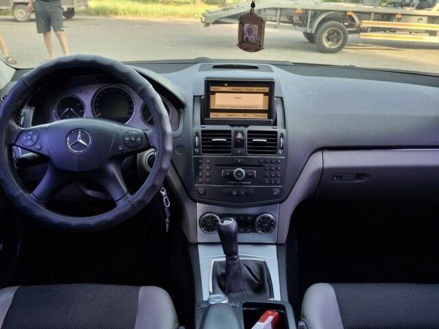 Черный Мерседес 200, объемом двигателя 2.1 л и пробегом 347 тыс. км за 7700 $, фото 9 на Automoto.ua