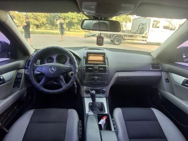 Черный Мерседес 200, объемом двигателя 2.1 л и пробегом 347 тыс. км за 7700 $, фото 10 на Automoto.ua