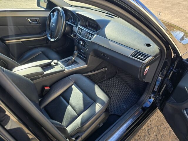 Чорний Мерседес 200, об'ємом двигуна 2.1 л та пробігом 309 тис. км за 9900 $, фото 7 на Automoto.ua