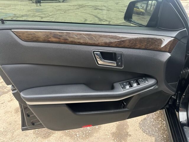 Черный Мерседес 200, объемом двигателя 2.1 л и пробегом 226 тыс. км за 13000 $, фото 8 на Automoto.ua