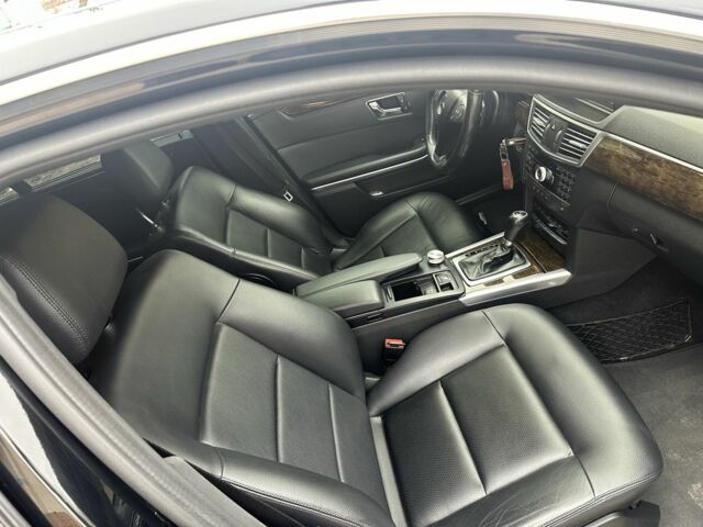 Черный Мерседес 200, объемом двигателя 2.1 л и пробегом 226 тыс. км за 13000 $, фото 10 на Automoto.ua