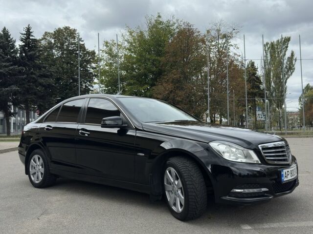 Черный Мерседес 200, объемом двигателя 1.8 л и пробегом 180 тыс. км за 13500 $, фото 2 на Automoto.ua