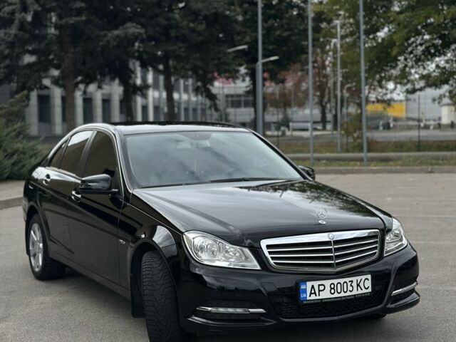 Черный Мерседес 200, объемом двигателя 1.8 л и пробегом 180 тыс. км за 13500 $, фото 1 на Automoto.ua
