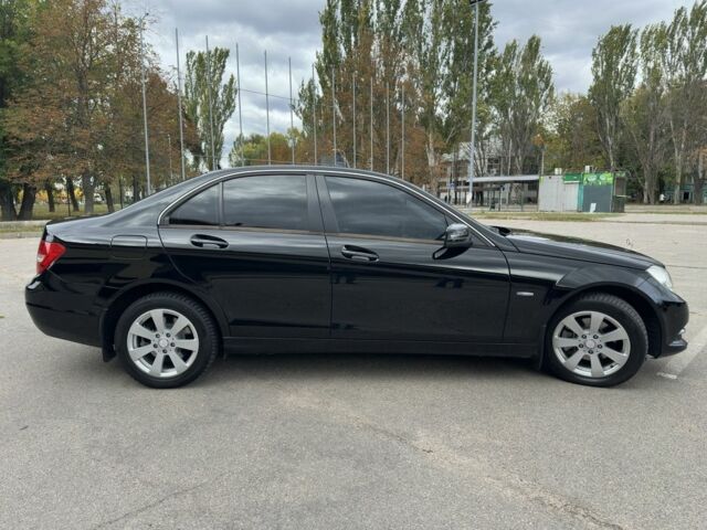 Черный Мерседес 200, объемом двигателя 1.8 л и пробегом 180 тыс. км за 13500 $, фото 3 на Automoto.ua