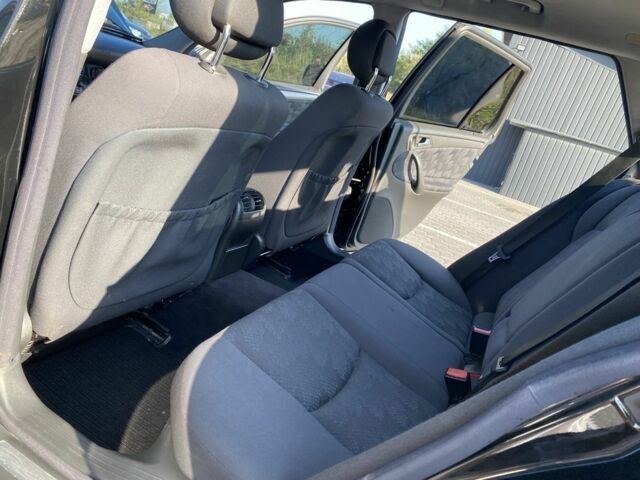 Чорний Мерседес 200, об'ємом двигуна 1.8 л та пробігом 334 тис. км за 5700 $, фото 5 на Automoto.ua