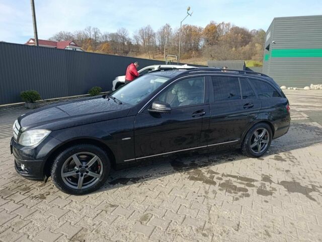 Черный Мерседес 200, объемом двигателя 2.1 л и пробегом 260 тыс. км за 8900 $, фото 1 на Automoto.ua