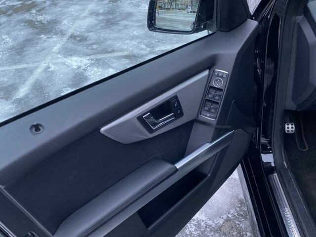 Черный Мерседес 200, объемом двигателя 2.1 л и пробегом 349 тыс. км за 14000 $, фото 6 на Automoto.ua