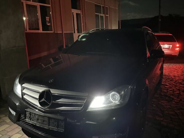 Черный Мерседес 200, объемом двигателя 2.1 л и пробегом 299 тыс. км за 10350 $, фото 1 на Automoto.ua