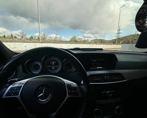 Черный Мерседес 200, объемом двигателя 2.1 л и пробегом 299 тыс. км за 10350 $, фото 5 на Automoto.ua