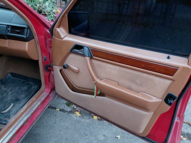 Красный Мерседес 200, объемом двигателя 2 л и пробегом 343 тыс. км за 2000 $, фото 5 на Automoto.ua