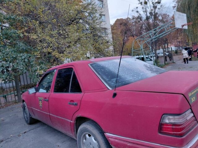 Красный Мерседес 200, объемом двигателя 2 л и пробегом 343 тыс. км за 2000 $, фото 1 на Automoto.ua