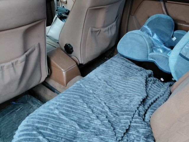 Красный Мерседес 200, объемом двигателя 2 л и пробегом 343 тыс. км за 2000 $, фото 4 на Automoto.ua