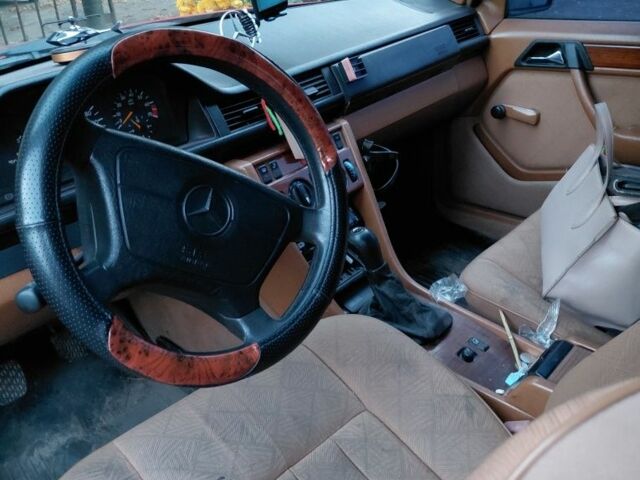 Красный Мерседес 200, объемом двигателя 2 л и пробегом 343 тыс. км за 2000 $, фото 3 на Automoto.ua