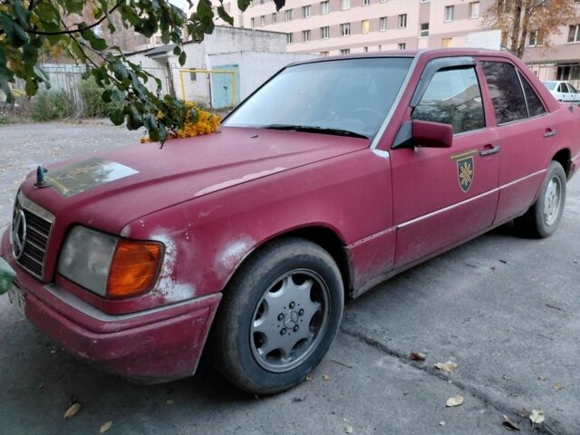 Красный Мерседес 200, объемом двигателя 2 л и пробегом 343 тыс. км за 2000 $, фото 2 на Automoto.ua