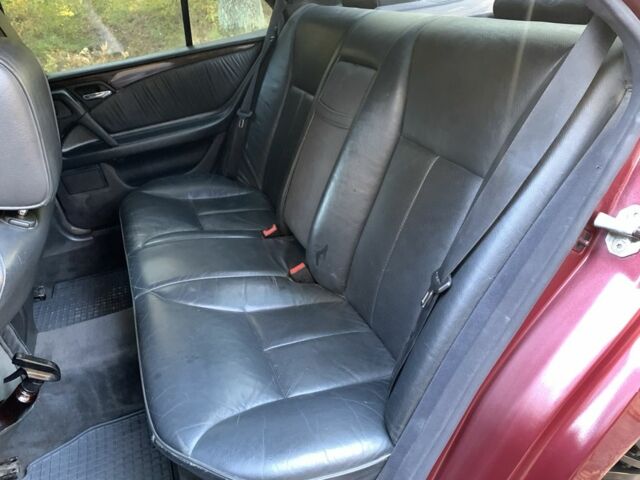 Червоний Мерседес 200, об'ємом двигуна 2 л та пробігом 370 тис. км за 2400 $, фото 4 на Automoto.ua