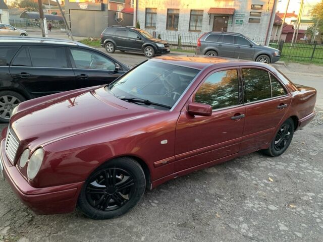 Червоний Мерседес 200, об'ємом двигуна 2 л та пробігом 370 тис. км за 2400 $, фото 1 на Automoto.ua