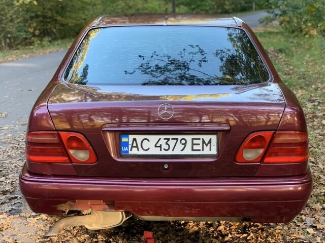Червоний Мерседес 200, об'ємом двигуна 2 л та пробігом 370 тис. км за 2400 $, фото 6 на Automoto.ua