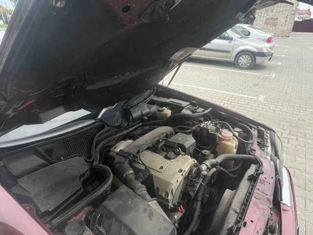 Красный Мерседес 200, объемом двигателя 2 л и пробегом 386 тыс. км за 3400 $, фото 13 на Automoto.ua