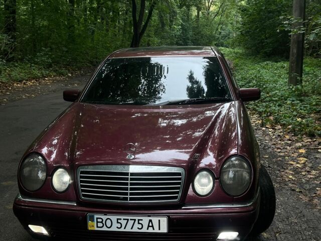 Красный Мерседес 200, объемом двигателя 2 л и пробегом 386 тыс. км за 3400 $, фото 8 на Automoto.ua