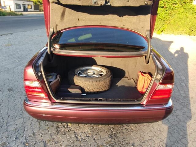 Красный Мерседес 200, объемом двигателя 2 л и пробегом 526 тыс. км за 4500 $, фото 9 на Automoto.ua