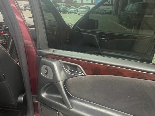 Красный Мерседес 200, объемом двигателя 2 л и пробегом 386 тыс. км за 3400 $, фото 18 на Automoto.ua