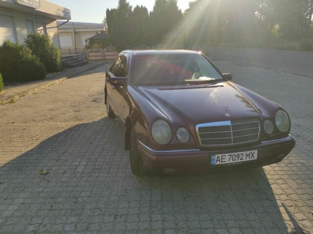 Красный Мерседес 200, объемом двигателя 2 л и пробегом 526 тыс. км за 4500 $, фото 3 на Automoto.ua