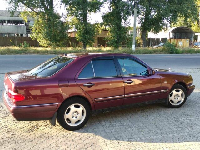 Красный Мерседес 200, объемом двигателя 2 л и пробегом 526 тыс. км за 4500 $, фото 5 на Automoto.ua