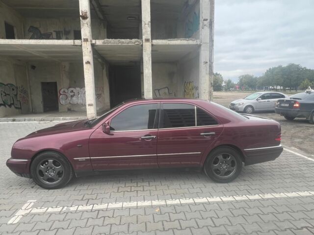 Красный Мерседес 200, объемом двигателя 2 л и пробегом 386 тыс. км за 3400 $, фото 1 на Automoto.ua