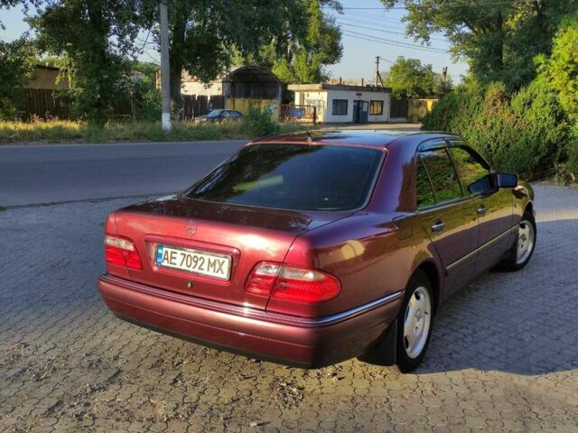 Красный Мерседес 200, объемом двигателя 2 л и пробегом 526 тыс. км за 4500 $, фото 6 на Automoto.ua