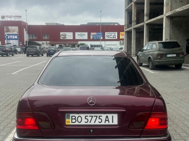 Красный Мерседес 200, объемом двигателя 2 л и пробегом 386 тыс. км за 3400 $, фото 2 на Automoto.ua