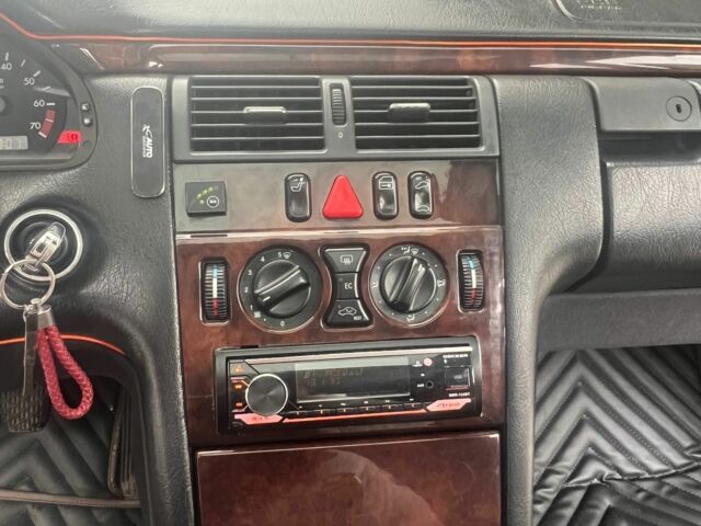 Красный Мерседес 200, объемом двигателя 2 л и пробегом 386 тыс. км за 3400 $, фото 7 на Automoto.ua