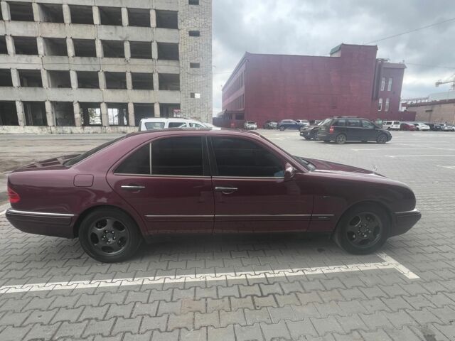 Красный Мерседес 200, объемом двигателя 2 л и пробегом 386 тыс. км за 3400 $, фото 3 на Automoto.ua