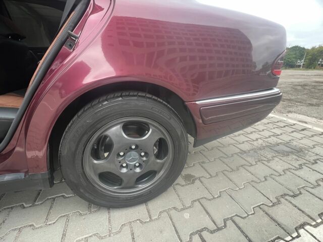 Красный Мерседес 200, объемом двигателя 2 л и пробегом 386 тыс. км за 3400 $, фото 9 на Automoto.ua