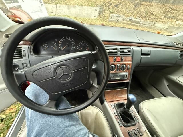 Мерседес 200 1998 у Каневе на Automoto.ua Червоний Мерседес 200, об'ємом двигуна 0 л та пробігом 100 тис. км за 2000 $, фото 6 на Automoto.ua