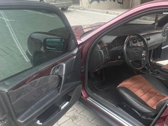 Красный Мерседес 200, объемом двигателя 2 л и пробегом 386 тыс. км за 3400 $, фото 14 на Automoto.ua