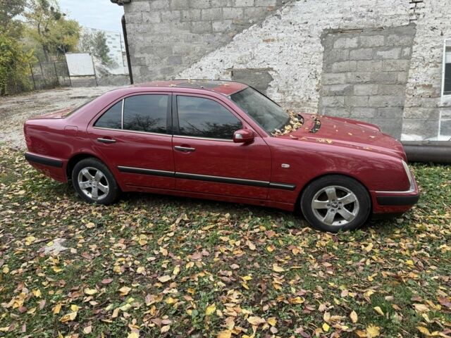 Мерседес 200 1998 у Каневе на Automoto.ua Червоний Мерседес 200, об'ємом двигуна 0 л та пробігом 100 тис. км за 2000 $, фото 2 на Automoto.ua