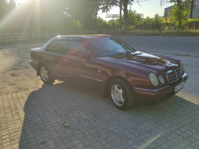 Красный Мерседес 200, объемом двигателя 2 л и пробегом 526 тыс. км за 4500 $, фото 4 на Automoto.ua