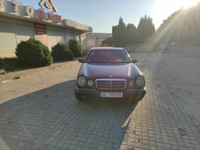 Красный Мерседес 200, объемом двигателя 2 л и пробегом 526 тыс. км за 4500 $, фото 2 на Automoto.ua